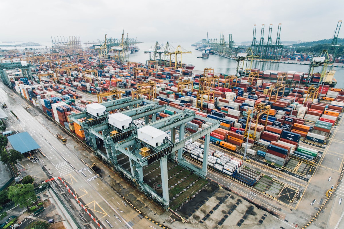 gestapelde zeecontainers op een terminal